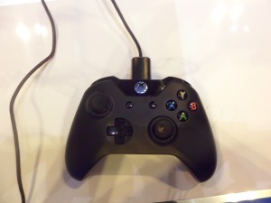 Impresionante, el mando de Xbox One, cumple las expectativas al 100%, una completa maravilla para los gamers.