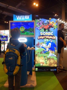 Sonic Lost World: aplaudo el buen trabajo que han hecho con la nueva aventura del erizo azul, esta vez tira mas para el género plataformas que para el de la velocidad, por lo menos lo que jugué en su demo. La simpatía que desprenden sus personajes os sacaran una sonrisa, y por cierto, el juego no es nada fácil. Muy acertado el cambio que le han dado a la saga. Os puedo asegurar que en ese momento me lamente muchísimo de no tener una Wii U para poder echarle horas al juego.